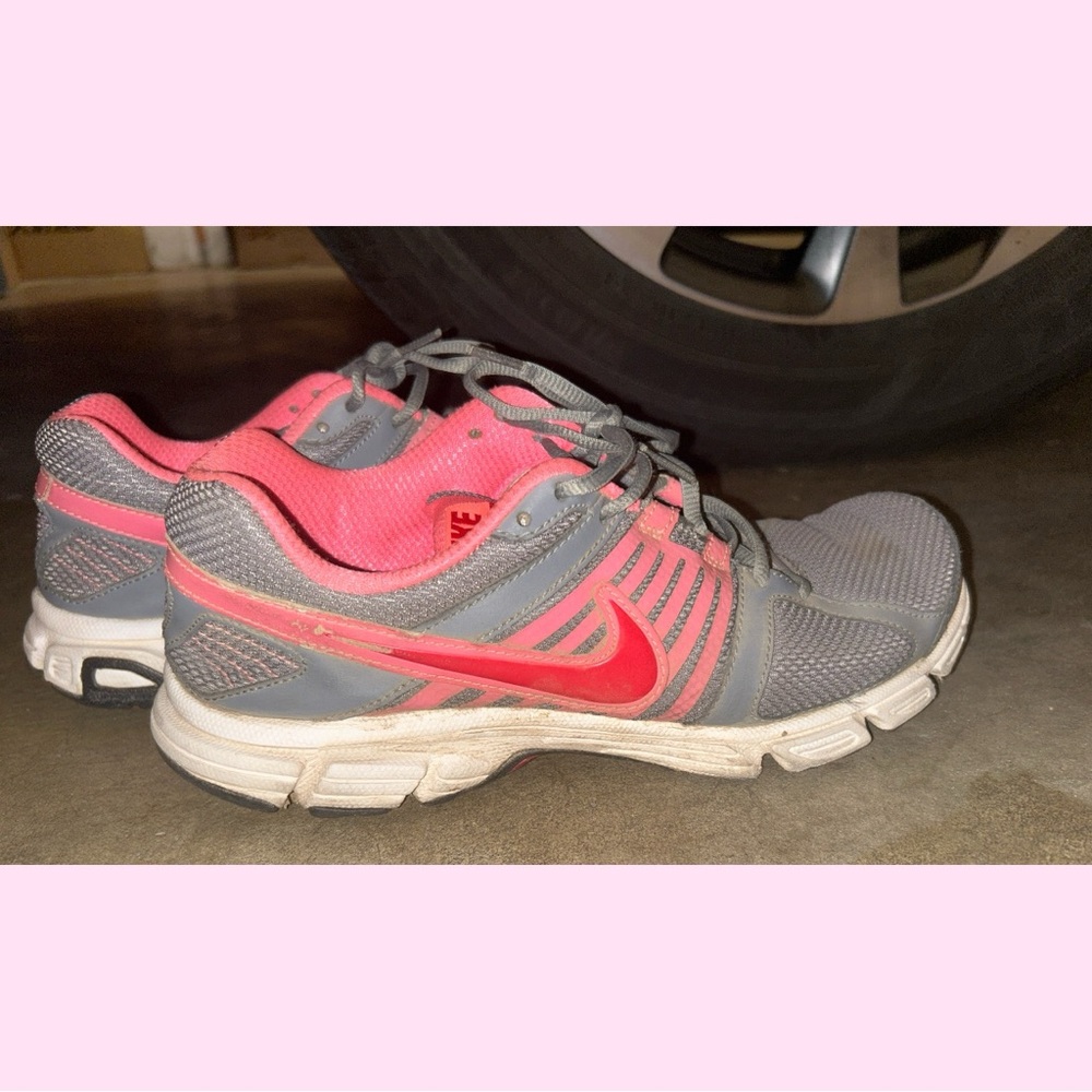 Nike Women's Athletic Shoes in Gray and Pink